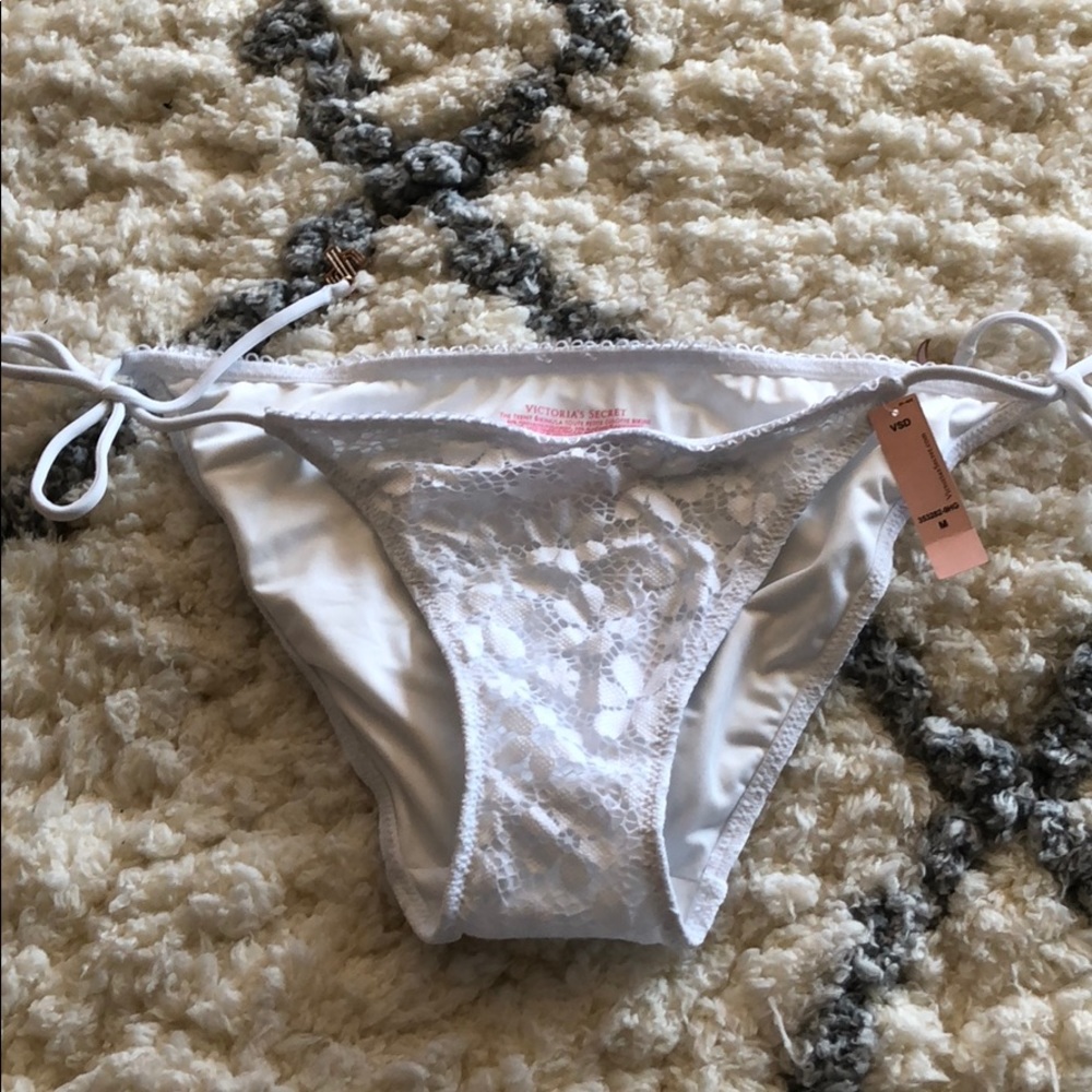 VS WHITE TEENY BIKINI BOTTOM SIZE M